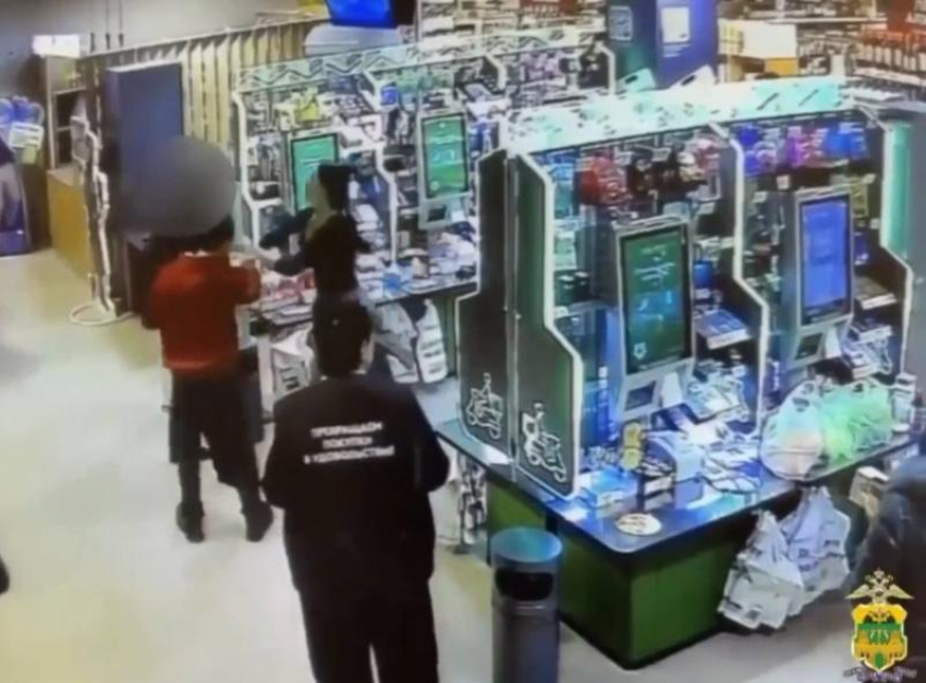 Пьяный мужчина, которому требовалась добавка, напал с ножом на продавцов в магазине Сочи