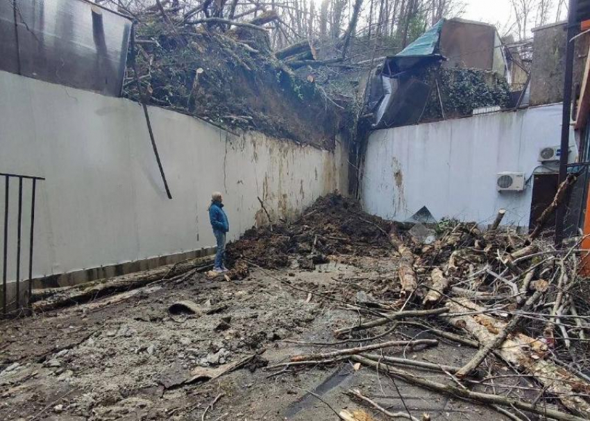 Прогнозы жителей Сочи сбылись – оползень сошел по улице Петрозаводской