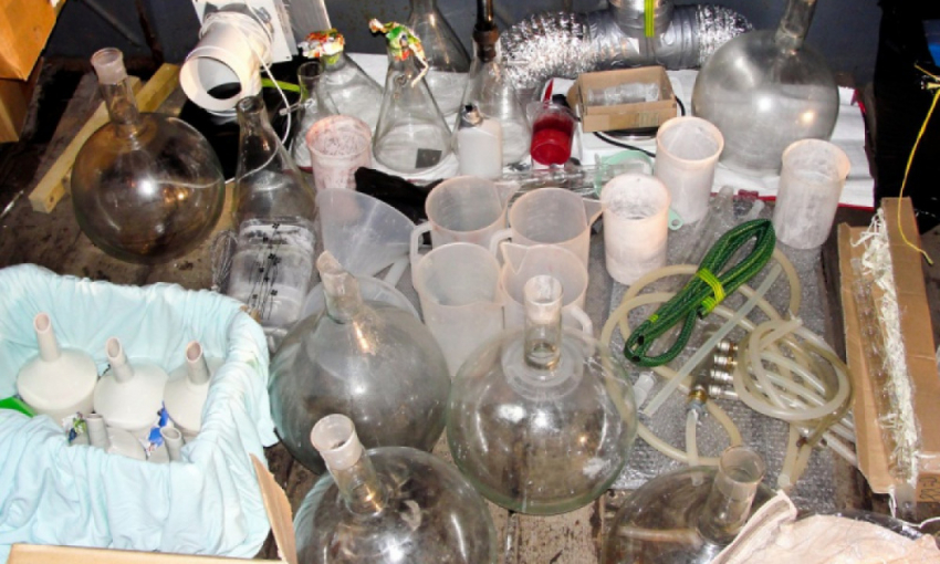 В Сочи оперативники накрыли лабораторию по производству наркотиков