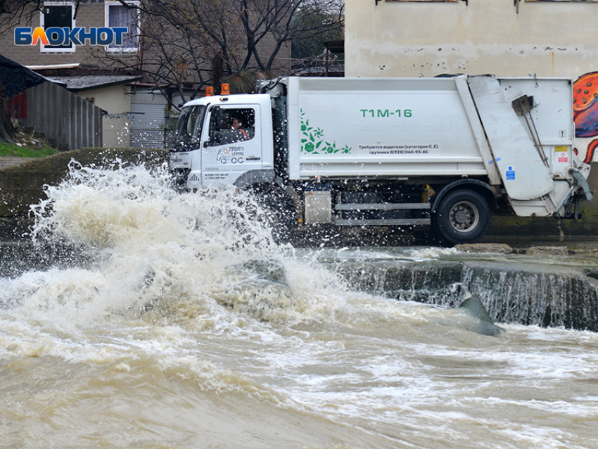«Убирайте машины»: наводнения в Сочи попали на видео