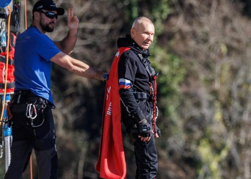 71-летний пенсионер до мая 80 раз прыгнет с банджи в Сочи