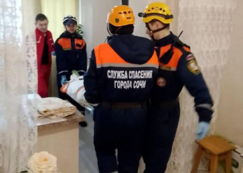 Спасатели Сочи вскрыли квартиру пенсионерки, разбитой инсультом