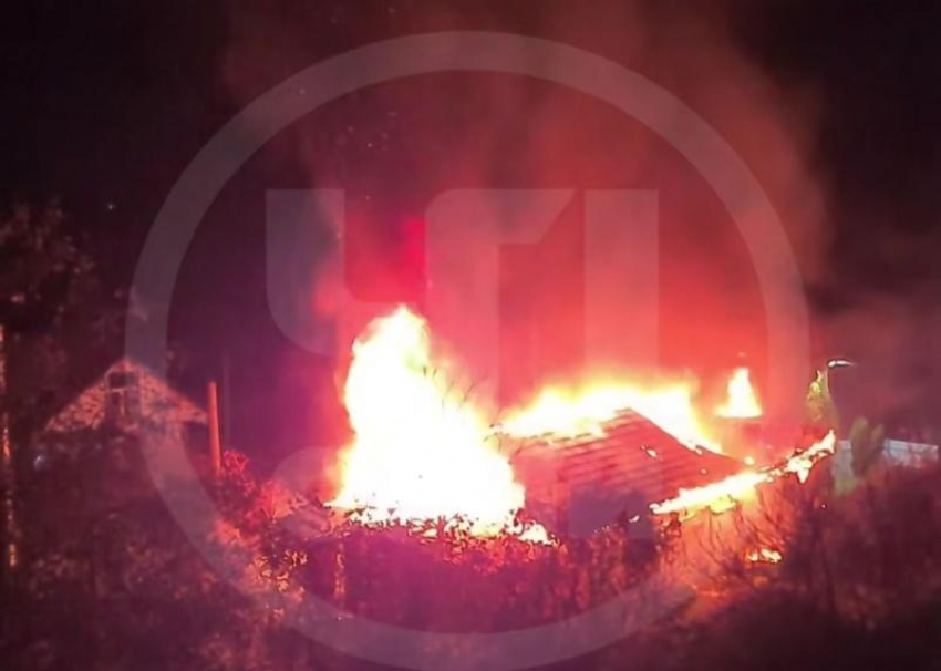 Жилой дом дотла сгорел в Сочи из-за крупного пожара