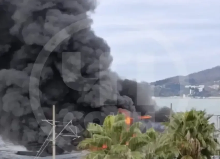 Кафе и складские помещения сгорели на пляже в Сочи