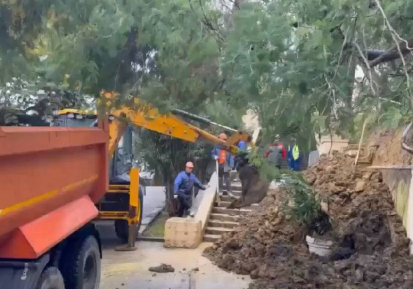 Оползень сошел около набережной в центре Сочи