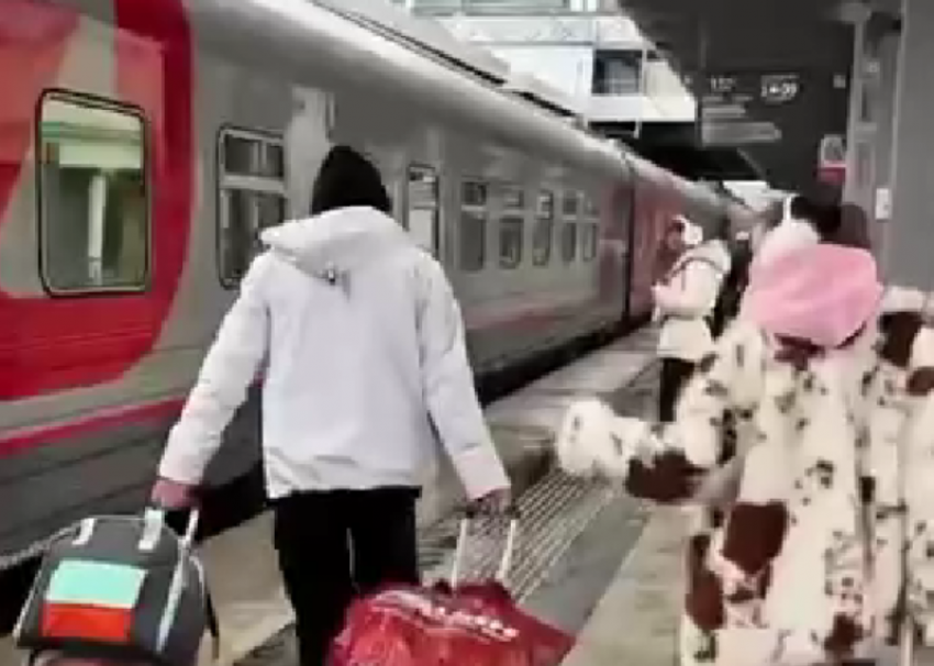  Караоке, покерная и бар: веселая компания выкупила выгон поезда «Москва-Сочи»