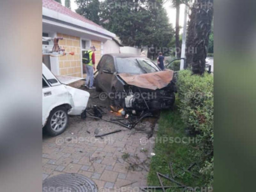 Легковушка протаранила забор и влетела во двор частного дома в центре Сочи
