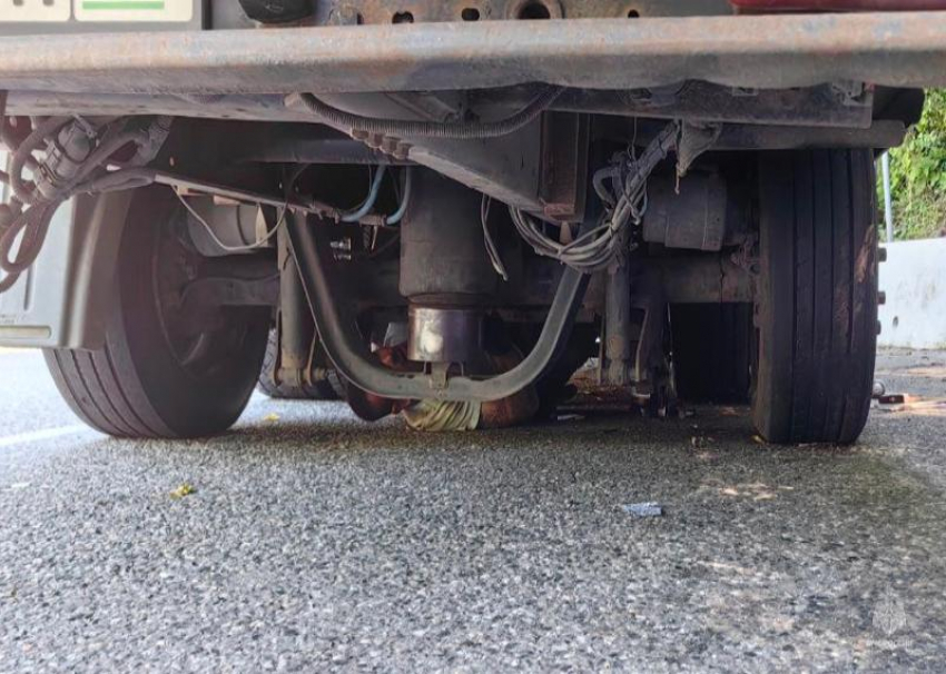 Автомобилиста зажало под прицепом грузовика в Сочи