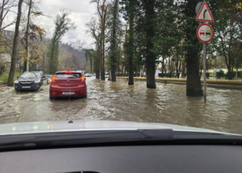 Полметра воды и жуткие пробки: микрорайон Сочи затопило из-за порыва водовода