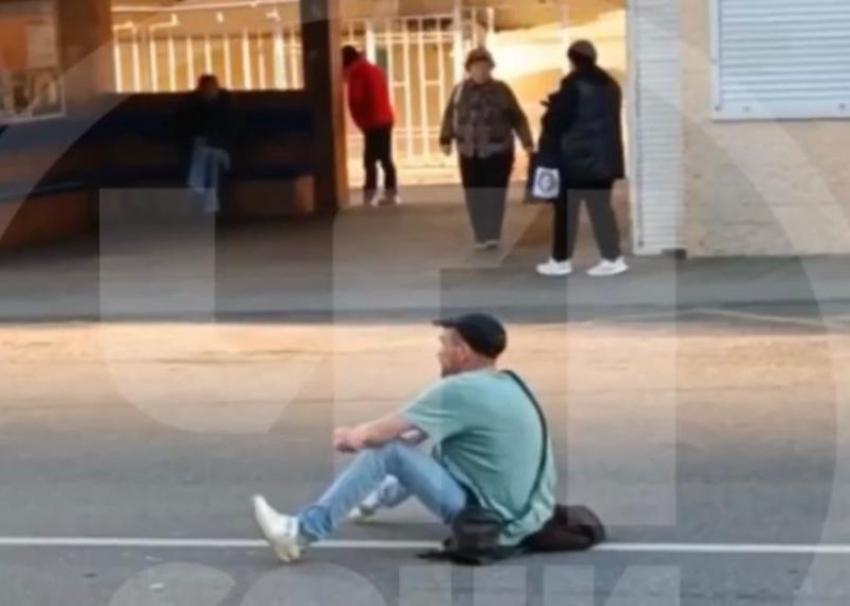 Неадекватный мужчина сел посреди дороги в Сочи, чтобы пообщаться с невидимкой