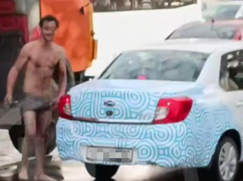 Неадекватный мужчина в одних трусах кидался под машины в Сочи