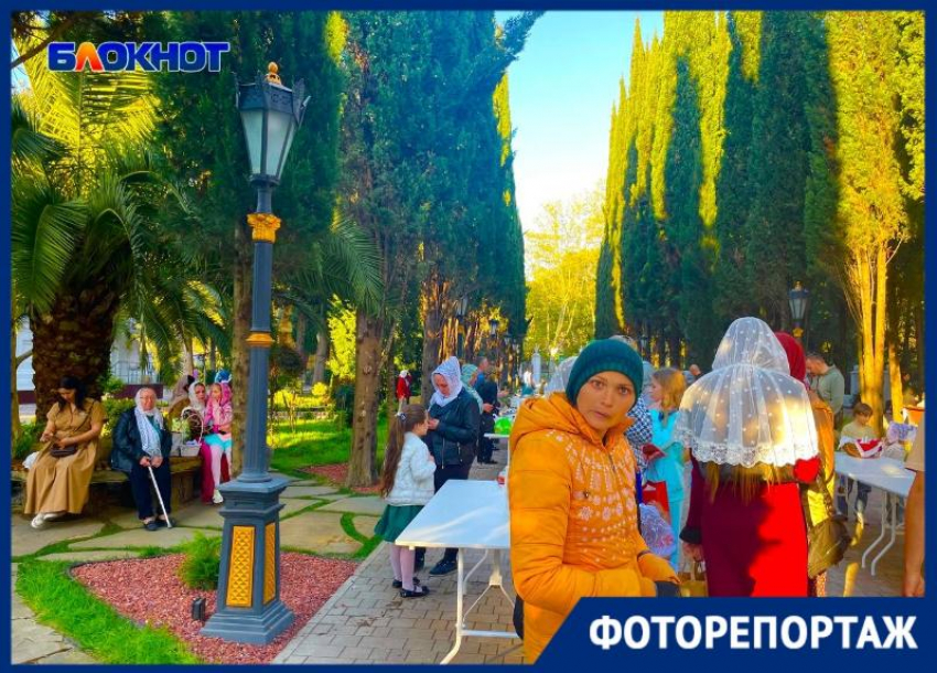 Под пальмами и платанами освятили куличи в Сочи