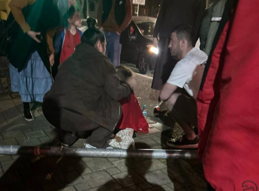 Дорожный знак упал на 8-летнего ребенка в Сочи