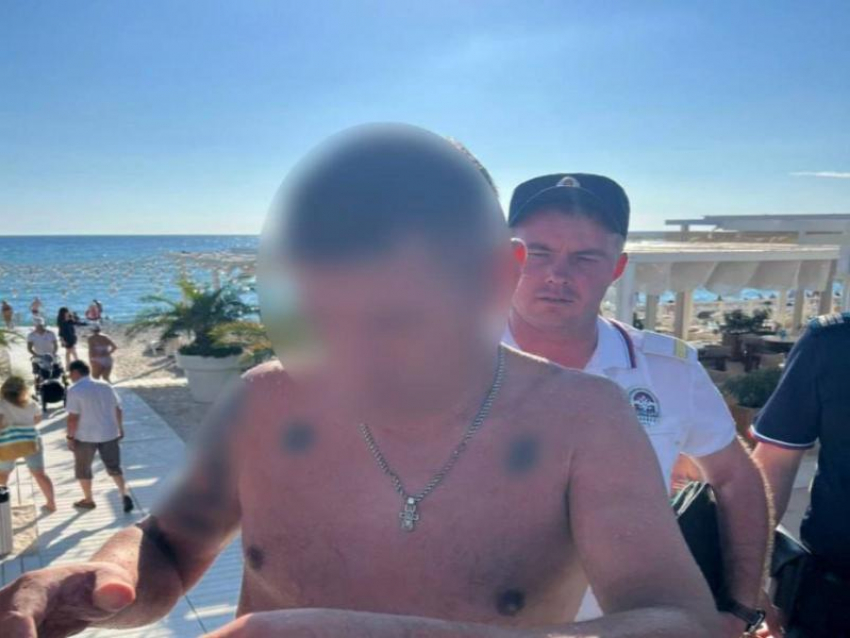 Туриста, отдыхающего на пляже в Сириусе, наказали за экстремистскую татуировку