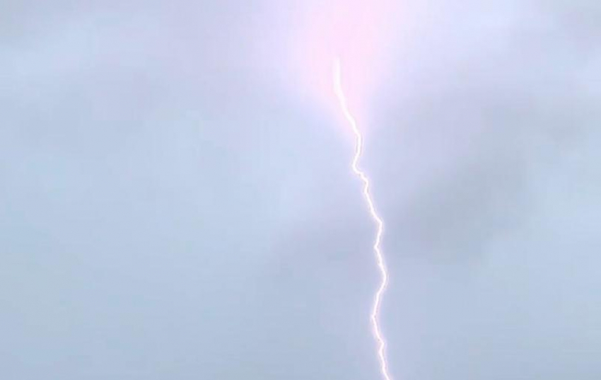 Мощный удар молнии в Сочи попал на видео