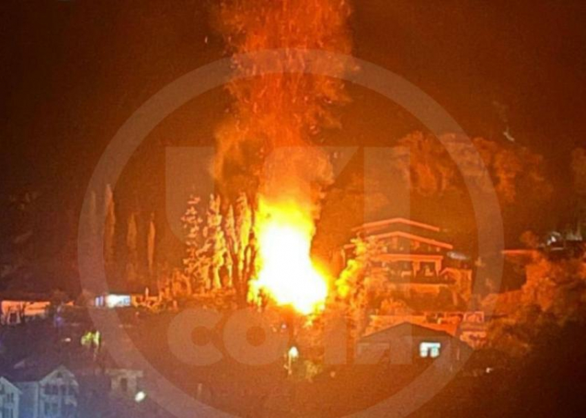 Огонь полностью уничтожил частный дом в Сочи