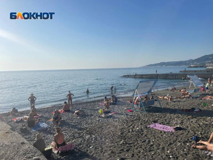  В Сочи купаются и загорают, несмотря на закрытие сезона и запрет
