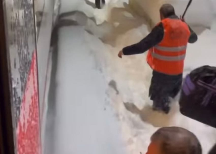 Последствия сильного снегопада в Сочи попали на видео