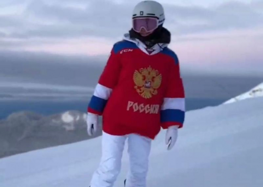  Блогер Ида Галич встретила рассвет и спустилась на сноуборде с гор в Сочи