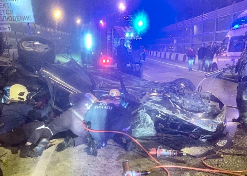 Автомобиль превратился в жуткое месиво после удара об бетонную стену в Сочи