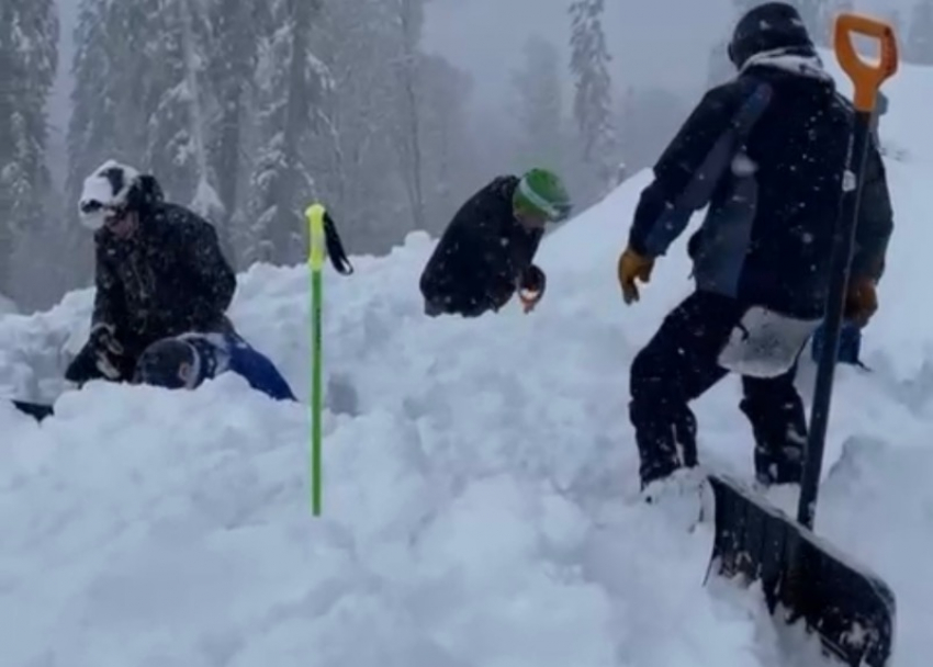 Снежная лавина настигла шестерых райдеров в горах Сочи 