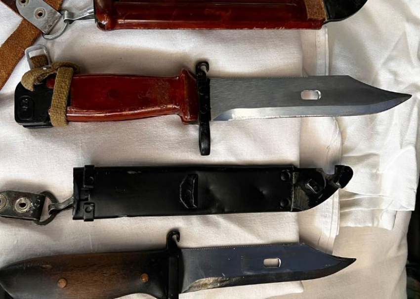 Через таможенный пункт Сочи пытались провезти военные штык-ножи из Абхазии