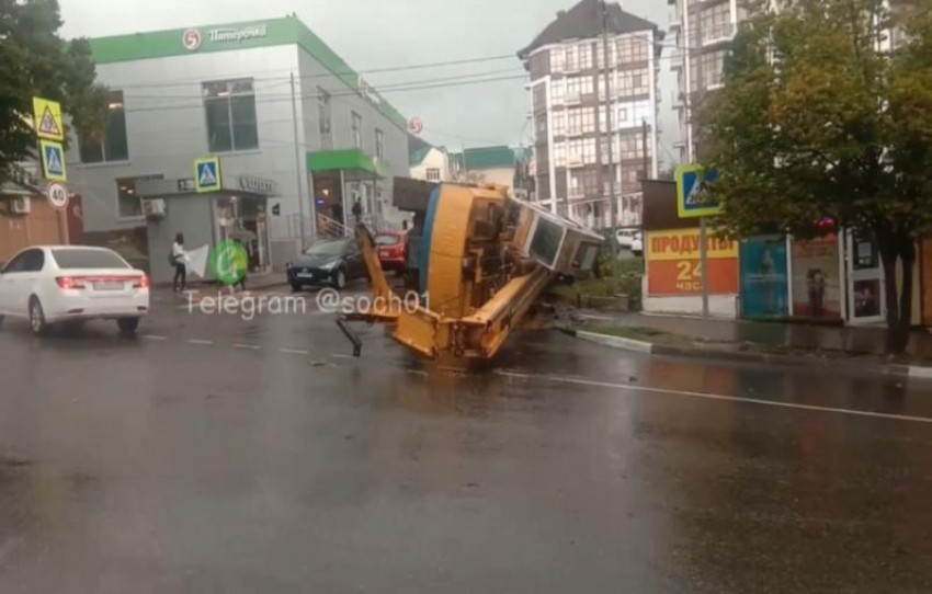 Автокран опрокинулся набок на трассе в Сочи