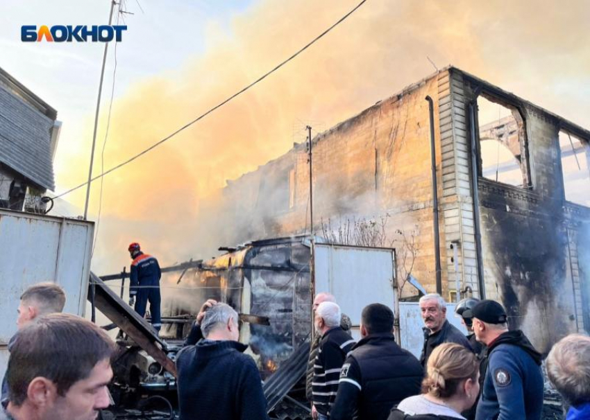 Крупный пожар охватил четыре частных дома в Сириусе