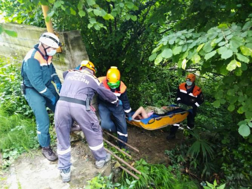 В Сочи сотрудники МЧС транспортировали женщину из труднодоступного места