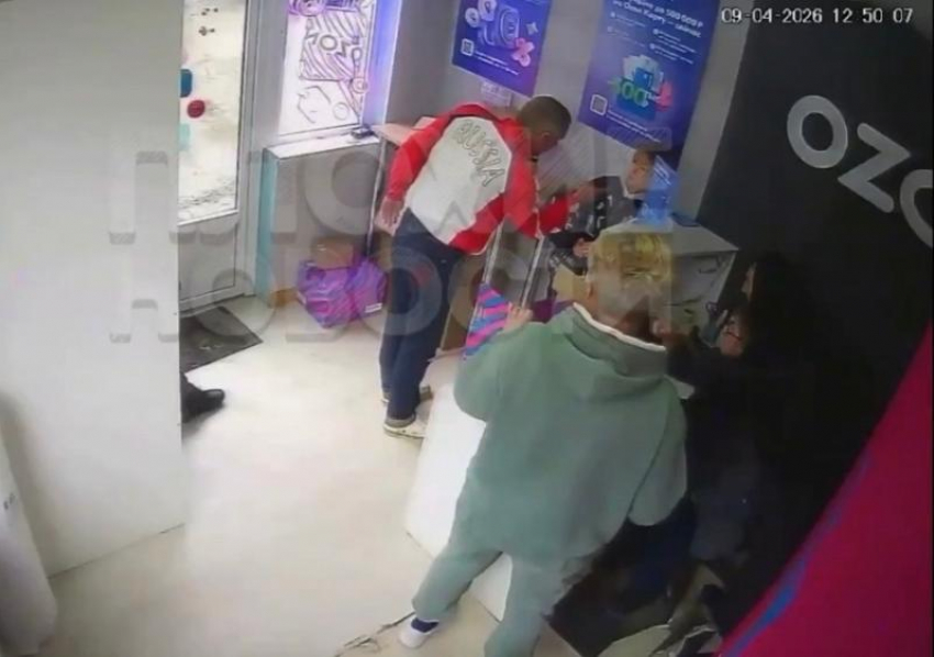 «Голову оторву и отцу под жопу положу»: мужчина угрожал расправой однокласснику своего сына на ПВЗ в Сочи