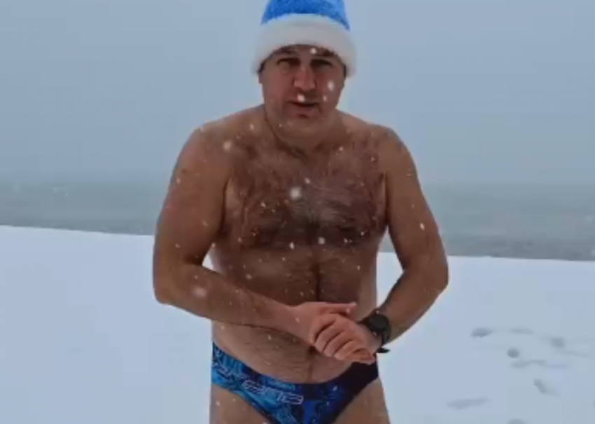 Житель Сочи показал обстановку на пляже в плавках и под снегом