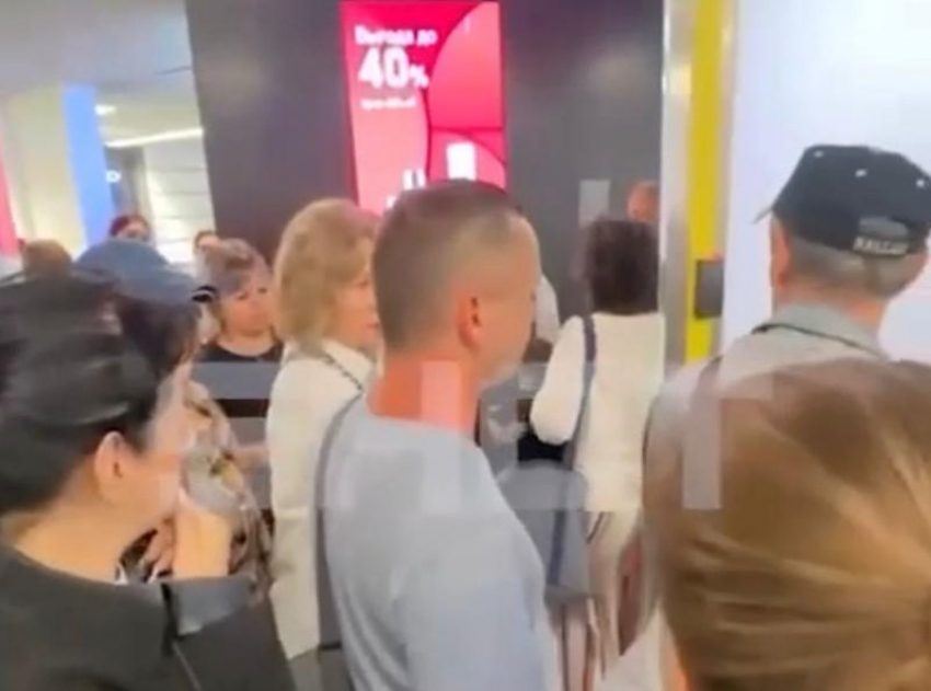 Россияне, летевшие в Израиль, застряли в аэропорту Сочи