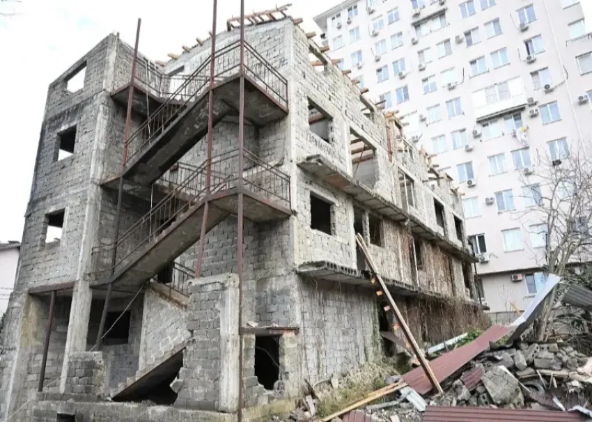 Три крупных самостроя сносят в Сочи