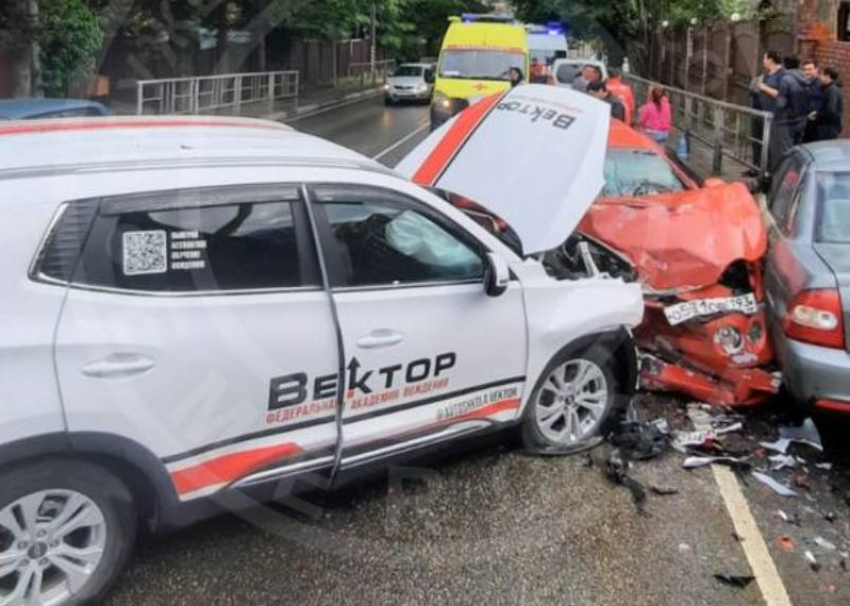 В результате массовой аварии на трассе Джубга-Сочи госпитализировано пять человек
