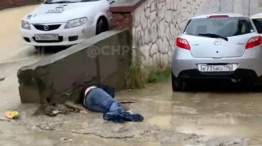 Скорая отказалась ехать к мужчине без сознания из-за затопленной в Сочи дороги 