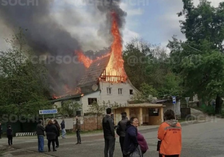 Сильный пожар уничтожил частный дом в Сочи