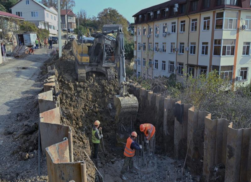 На ремонт дороги в Сочи, которую разрушил оползень, потратят 150 миллионов