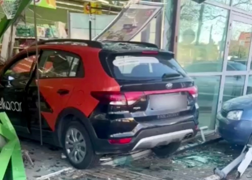 Водитель каршеринга в Сочи протаранил стену супермаркета