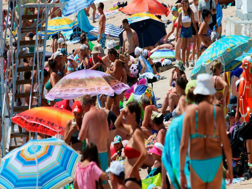 "Полный аншлаг": переполненные пляжи в Сочи вызвали бурное обсуждение в сети 
