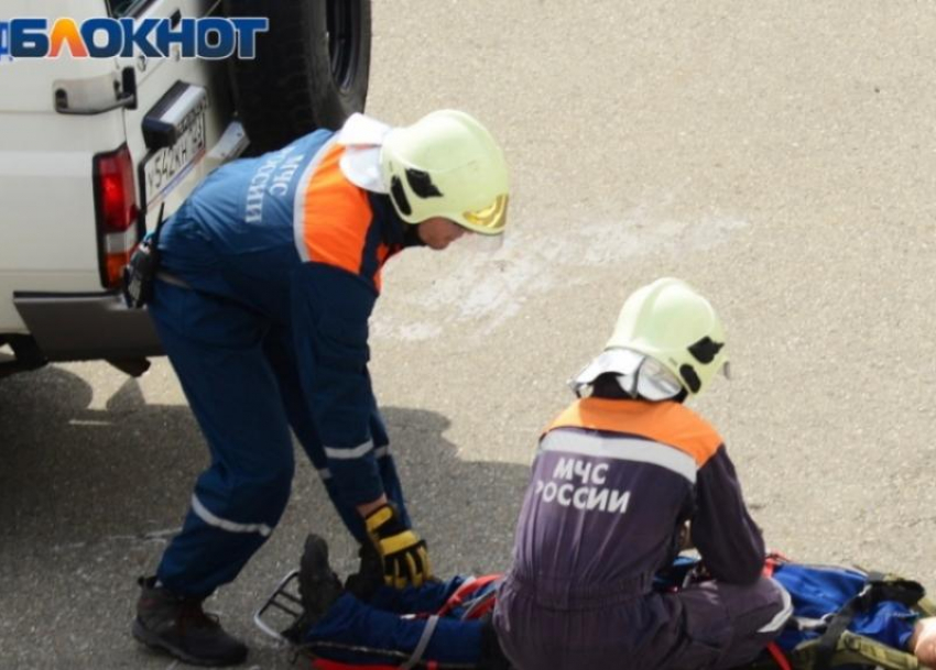 Спасатели Сочи достали из оврага выпивших людей, пострадавших в ДТП