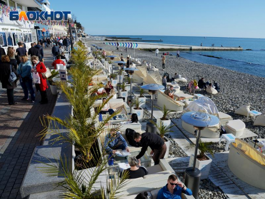 На пляже в Сочи восстановили пешеходную зону 