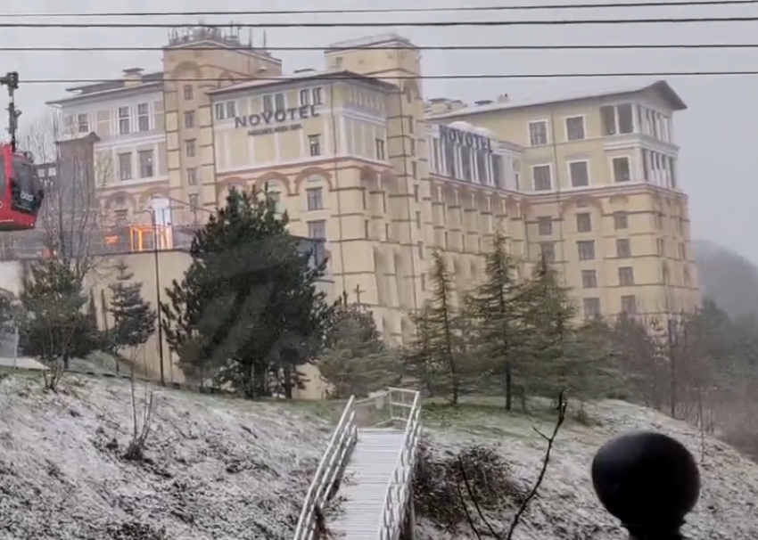 Снег выпал в нескольких районах Сочи