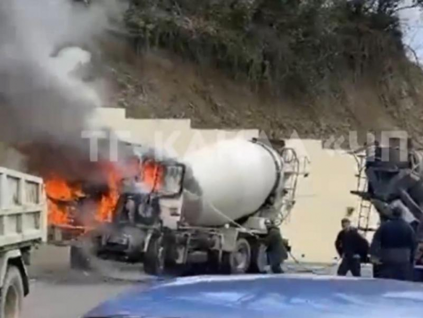 Огонь охватил бетономешалку на сочинском шоссе 