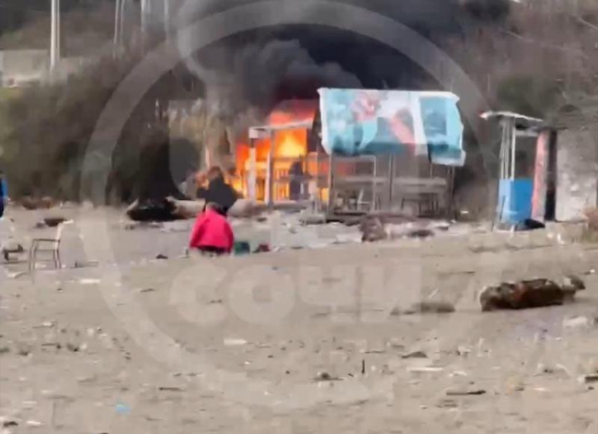 Туристы устроили пожар на пляже в Сочи
