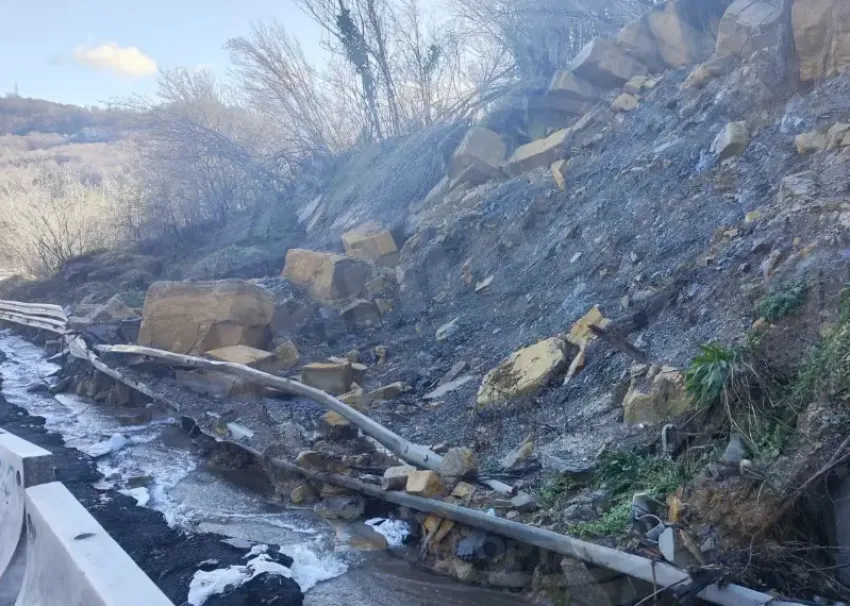Очередной оползень сошел на Мамайском перевале в Сочи