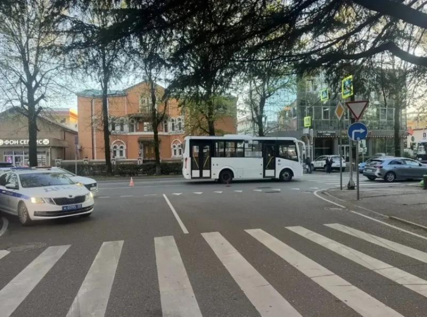 8-месячный ребенок выпал из рук бабушки в резко затормозившем автобусе в Сочи