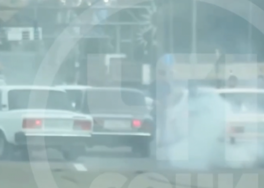 Ради дрифта свадебный кортеж перекрыл дорогу в Сочи