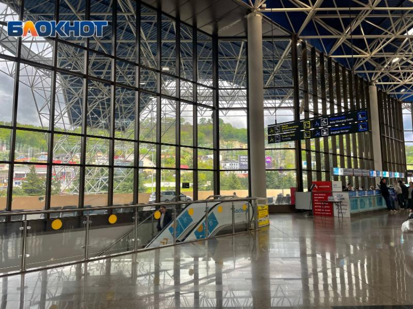 Голодные пассажиры все съели: в аэропорту Сочи закончилась еда