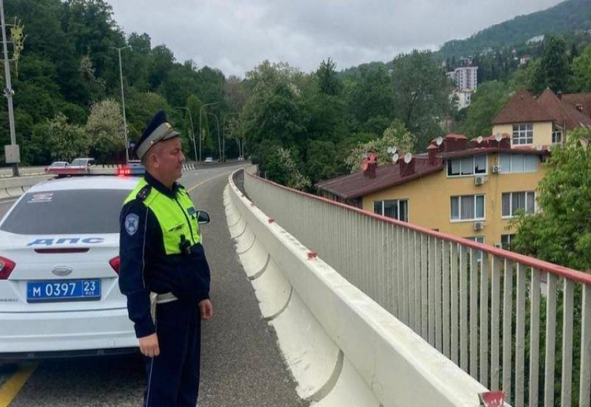 Полицейские из Сочи отговорили молодую девушку от прыжка с моста