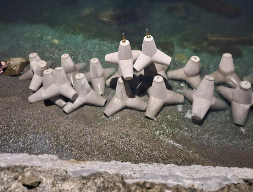 В Абхазии приступили к защите железнодорожных путей от штормовых волн